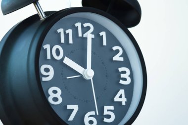 Siyah renk vintage çalar saat, yakın beyaz duvara zaman 