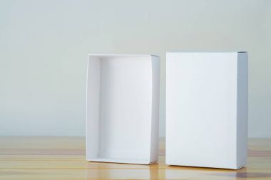 Ahşap tablo kopya alanı kadar sahte için beyaz hediye kutusu boş