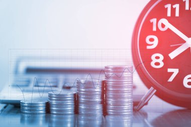 Çalar saat ve para yığınları adım finan çalışma tablo