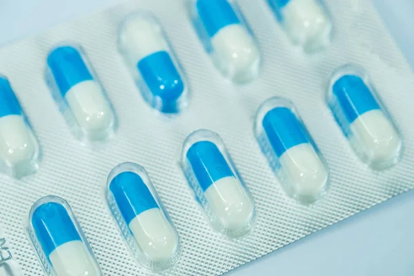 Синьо-біла таблетка в блістері на білому тлі. медичний c — стокове фото