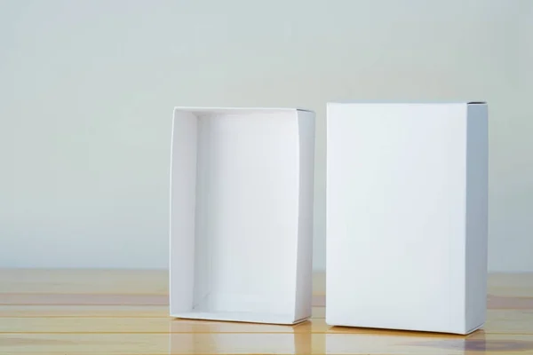 Puste białe pudełko dla mock up na drewnianym stole z miejsca kopii — Zdjęcie stockowe
