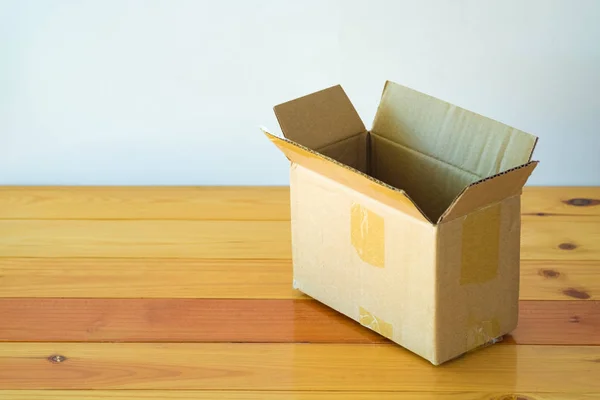 Пустой открытый старый коричневый картонный ящик для макета на деревянный т — стоковое фото
