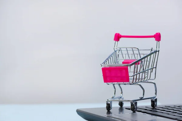 Carrello della spesa o carrello del supermercato con notebook portatile su gre — Foto Stock