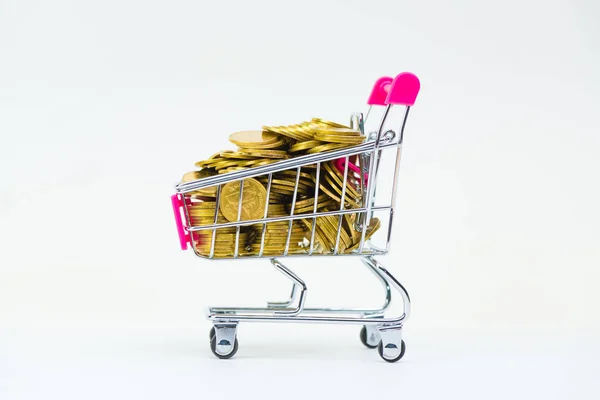Стек монет у кошику або візку з супермаркету на білому — стокове фото