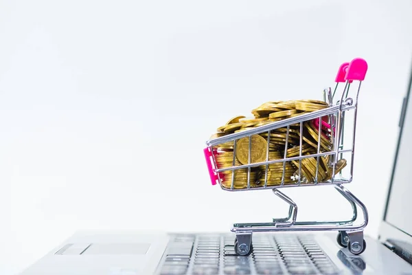 Carrinho de compras ou carrinho de supermercado com notebook laptop no whi — Fotografia de Stock