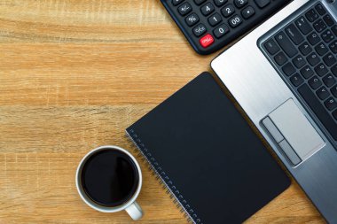 Dizüstü bilgisayar ya da dizüstü bilgisayar, hesap makinesi ve kahve wor üzerinde