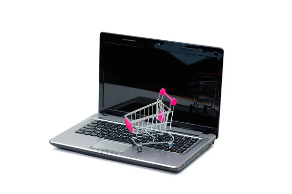 Shopping cart eller stormarknad vagn med laptop notebook isolat — Stockfoto