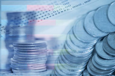 Yığınlar sikke ve hesap kitap veya kredi kartı ile mali g