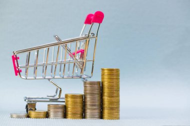 Adım yığınlar ve alışveriş sepeti ya da süpermarket arabası /