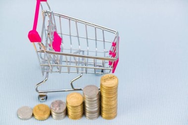 Adım yığınlar ve alışveriş sepeti ya da süpermarket arabası /