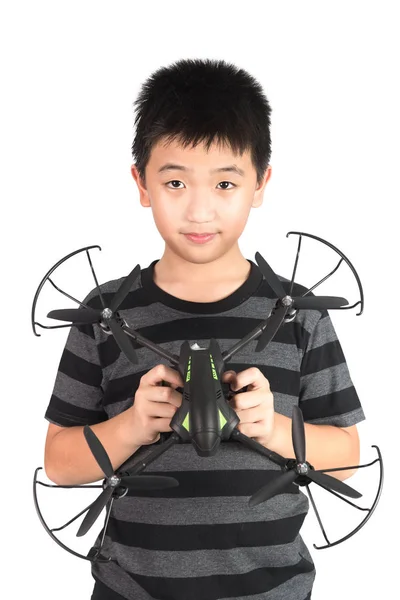 Asiático menino segurando hexacopter drone ou quad copter brinquedo na mão, eu — Fotografia de Stock