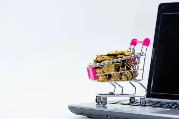 Кошик або візок супермаркету з ноутбуком на whi — стокове фото