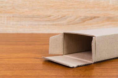 Kahverengi karton kutu veya sahte için tepsi ahşap boş açıldı