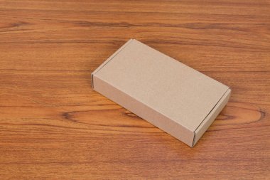 Kahverengi karton kutu veya sahte için tepsi üzerinde ahşap tabl kadar boş