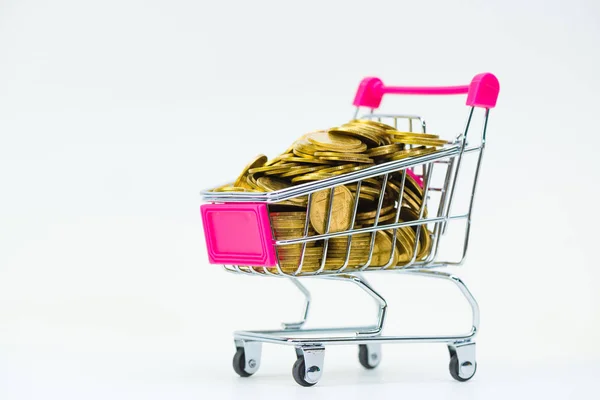 Pila de monedas en carrito de la compra o carro de supermercado en blanco — Foto de Stock