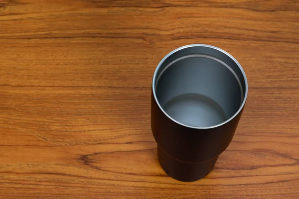 Vaso de acero inoxidable de color negro o taza de almacenamiento en frío con wa —  Fotos de Stock