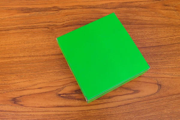 Üres zárva zöld kartondobozban a modell a fából készült asztal — Stock Fotó