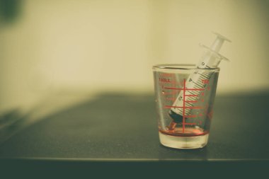 bir ilaç cam ölçüm tıp şurubu ile şırınga 