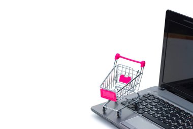 Dizüstü dizüstü isolat ile alışveriş sepeti ya da süpermarket arabası