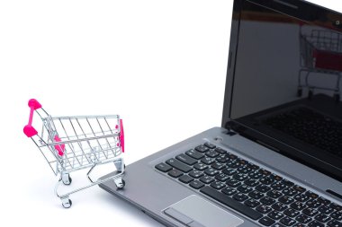 Dizüstü dizüstü isolat ile alışveriş sepeti ya da süpermarket arabası