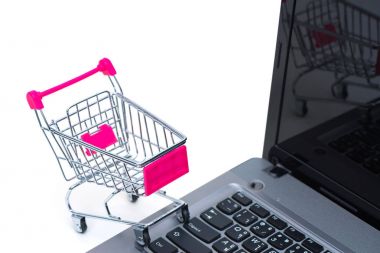 Dizüstü dizüstü isolat ile alışveriş sepeti ya da süpermarket arabası