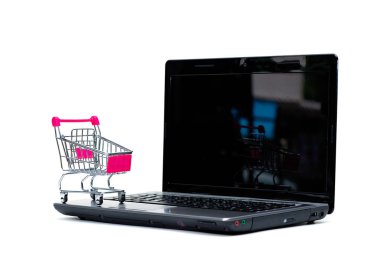 Dizüstü dizüstü isolat ile alışveriş sepeti ya da süpermarket arabası