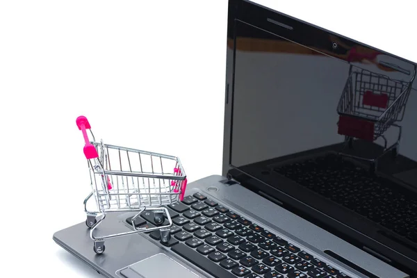 Carrinho de compras ou carrinho de supermercado com laptop notebook isolat — Fotografia de Stock