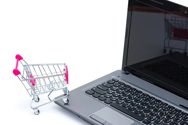 Carrello della spesa o carrello del supermercato con l'isolato del notebook del computer portatile — Foto Stock