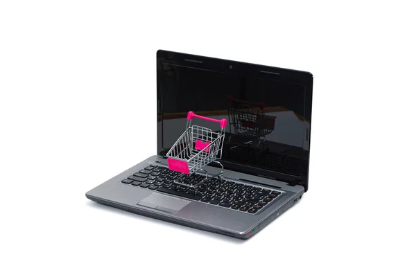 Wózek na zakupy koszyka lub supermarket z laptopa notebook isolat — Zdjęcie stockowe