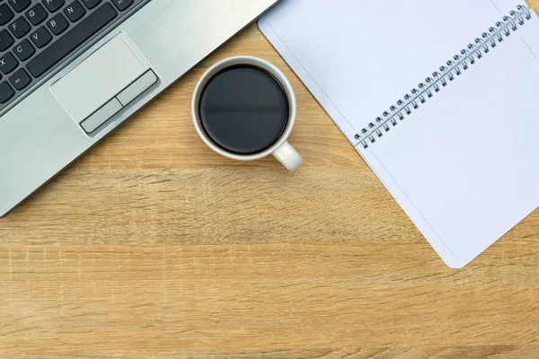 Bärbara datorn eller notebook, Obs och kopp kaffe på arbeta t — Stockfoto