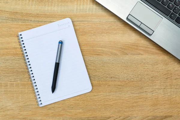 Computer portatile o notebook e nota sul tavolo di lavoro con copia — Foto Stock