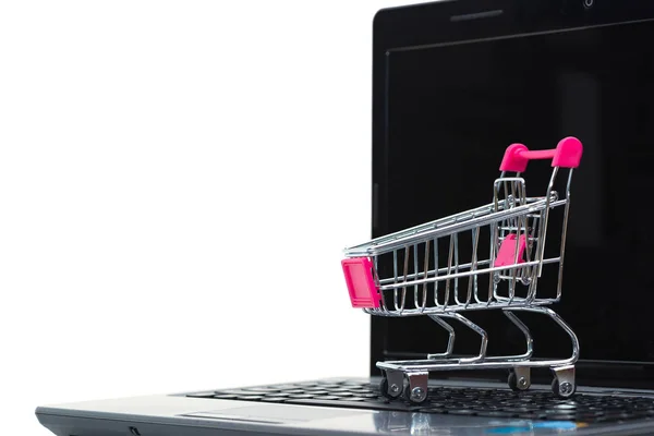 Carrello della spesa o carrello del supermercato con l'isolato del notebook del computer portatile — Foto Stock