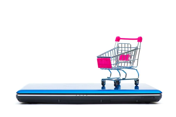 Panier ou chariot supermarché avec ordinateur portable portable portable isolat — Photo