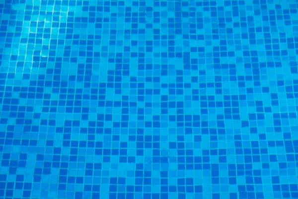 Blue abstract mosaic tiles at the bottom of the swimming pool, b — Stock Photo, Image