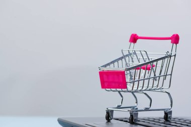 Dizüstü dizüstü isolat ile alışveriş sepeti ya da süpermarket arabası