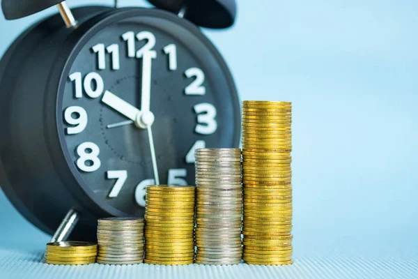 Будильник и шаг стопки монет, время для сбережения денег афера — стоковое фото