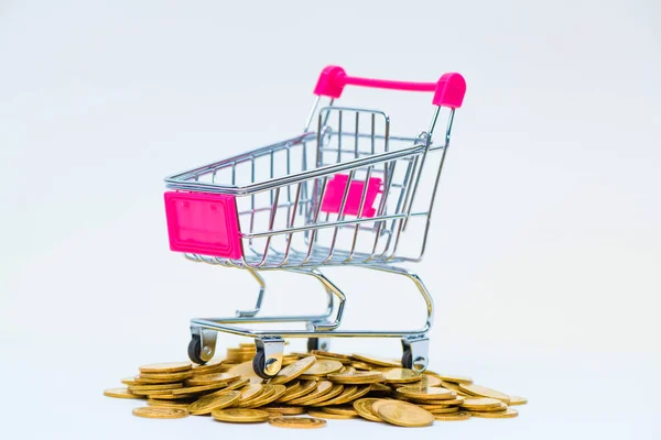 Стек монет і кошик для покупок або візок для супермаркетів на білому — стокове фото