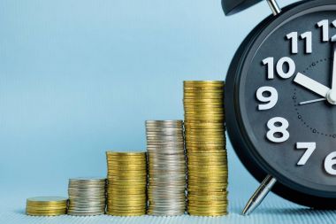 Çalar saat ve para yığınları adımında, tasarruf para con Zamanı