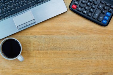 Dizüstü bilgisayar ya da dizüstü bilgisayar, hesap makinesi ve kahve wor üzerinde