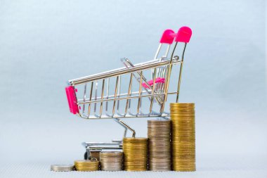 Adım yığınlar ve alışveriş sepeti ya da süpermarket arabası /