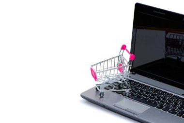 Dizüstü dizüstü isolat ile alışveriş sepeti ya da süpermarket arabası