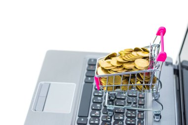 Dizüstü dizüstü isolat ile alışveriş sepeti ya da süpermarket arabası