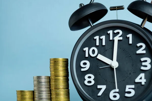 Alarm clock and step of coins stacks, time for savings money con — Stock Photo, Image