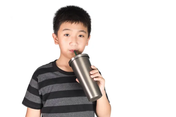 Asiatiska kid boy håller rostfritt stål tumlaren cup med halm, är — Stockfoto