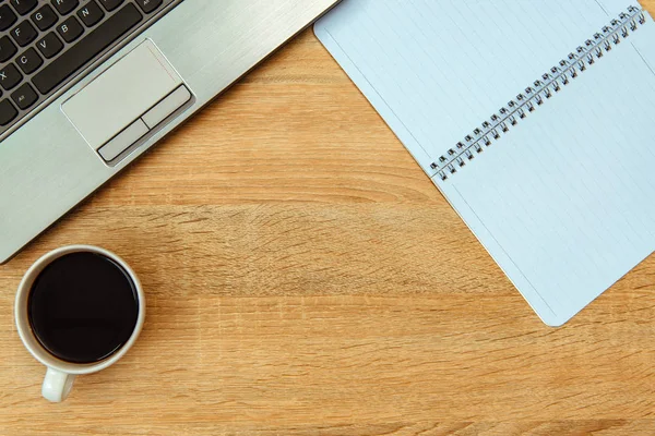 Bärbara datorn eller notebook, Obs och kopp kaffe på arbeta t — Stockfoto
