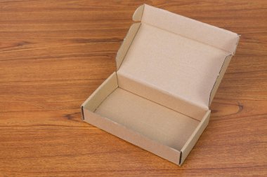 Kahverengi karton kutu veya sahte için tepsi ahşap boş açıldı