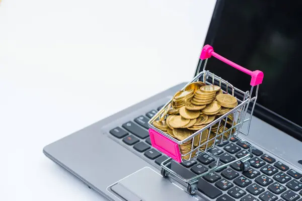 Carrinho de compras ou carrinho de supermercado com notebook laptop no whi — Fotografia de Stock