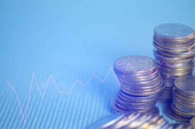 Madeni para yığınları mali grafik ve kopya spa ile çift pozlama