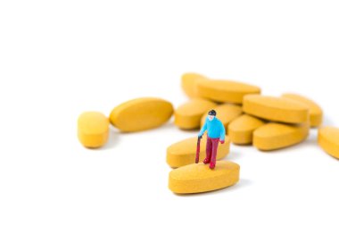 Minyatür insanlar, küçük rakam ihtiyar veya hasta walkin holding