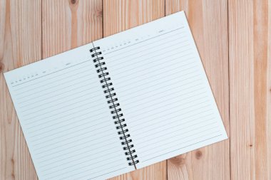 Kopya alanı görünümle ahşap masa üstü dizüstü.